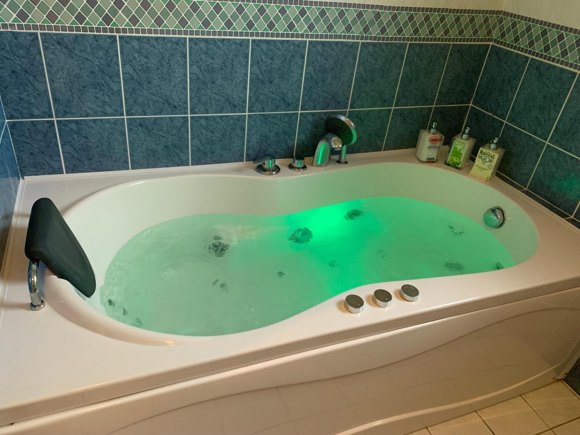 Gite 3 Etoiles Les Gourlines Avec Balneo, Veranda, Piscine Et Garage Avermes Екстер'єр фото